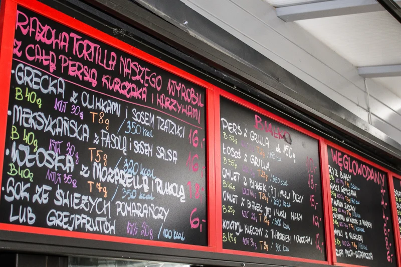 Tablice z menu informują o ilości białka, węglowodanów i tłuszczy w każdym daniu.