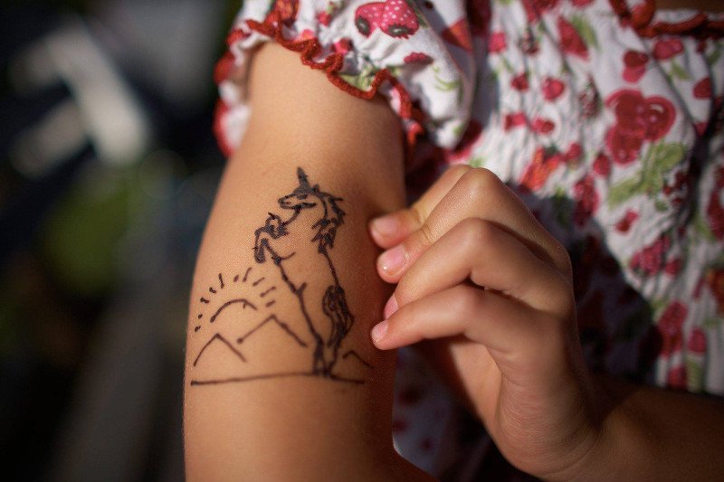 Lepiej dać sobie spokój z robieniem tatuażu z henny.