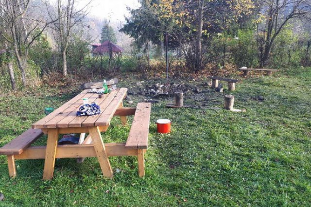 Mężczyźni prawdopodobnie wrzucili do ogniska granat z czasów II wojny światowej.