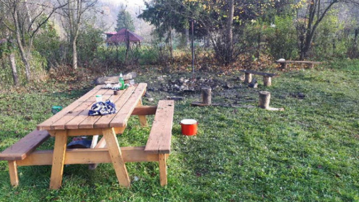 Mężczyźni prawdopodobnie wrzucili do ogniska granat z czasów II wojny światowej.