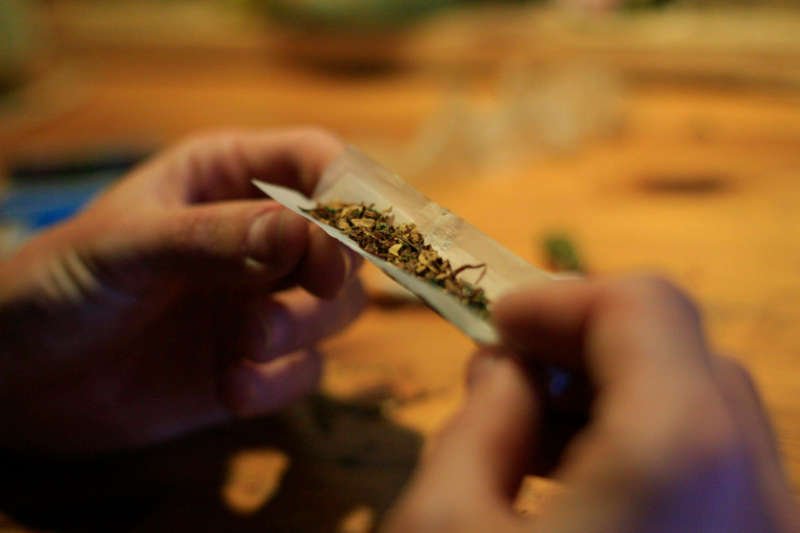 Jak marihuana wpływa na cerę i urodę? Może m.in. powodować trądzik