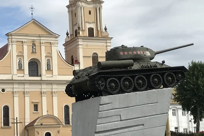 Czołg-pomnik z kościołem bernardyńskim w tle.