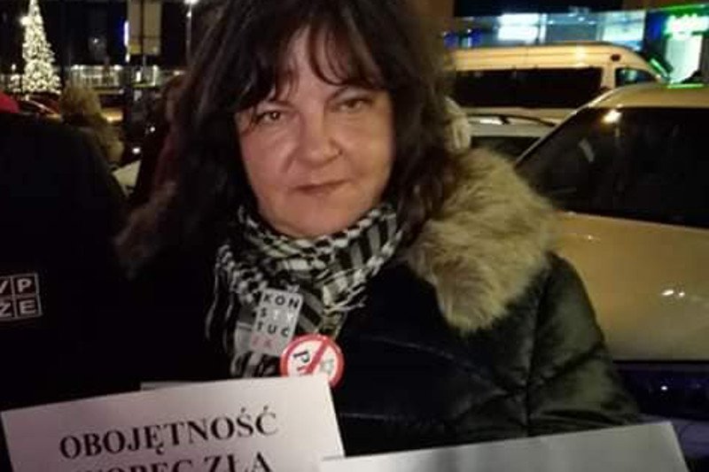 Monika Twarogal jest działaczką społeczną z Gorzowa Wielkopolskiego. Do Warszawy przyjeżdża na protesty, m.in. przeciwko "propagandzie w TVP".