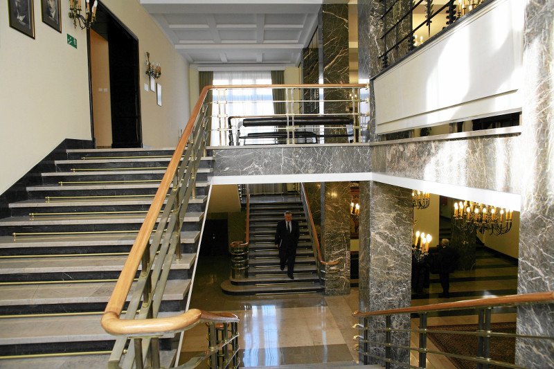 Dyplomacja i drogie meble w MSZ. Resort Radosława Sikorskiego nie oszczędzał na wystroju wnętrz