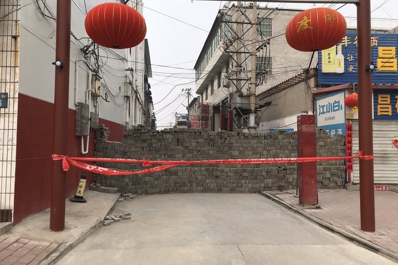 Mieszkańcy wiosek stworzyli barykady m.in. z cegieł.