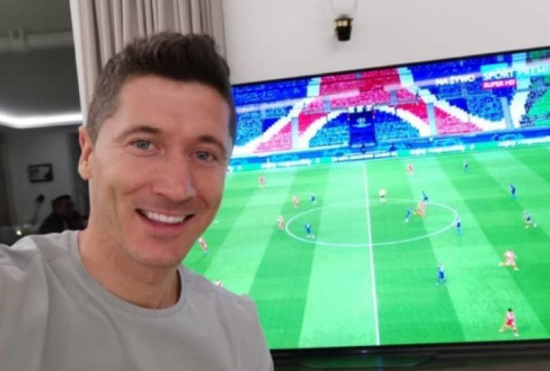 To akurat oryginalna wersja, a nie przeróbka rosyjskiej produkcji. Rosjanie wyśmiali Lewandowskiego. Przerobili jego zdjęcie z Instagrama.