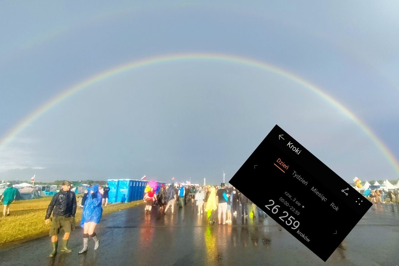 Niezależnie od pogody ludzie dzielnie kroczą po festiwalowym terenie