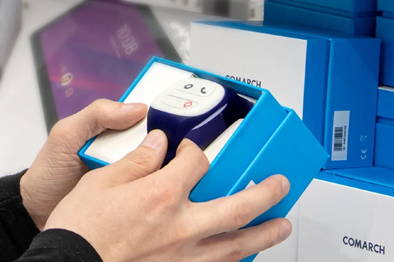W skład zestawu Comarch CareMate wchodzi Comarch WristBand, urządzenie w postaci bransoletki lub breloka, którą osoba wymagająca zdalnej opieki nosi na ręku, aby można było czuwać nad stanem jej zdrowia