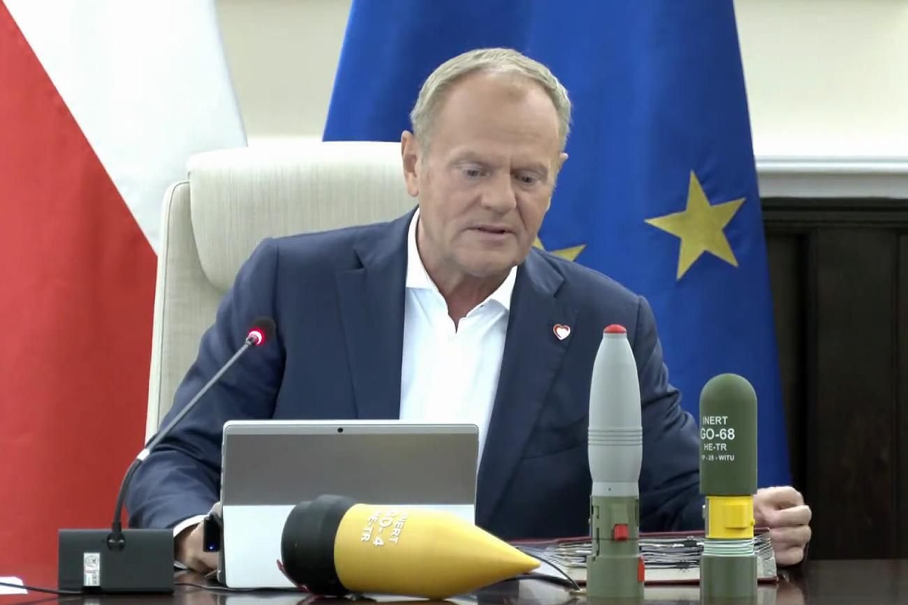 Co tam się wydarzyło?! Tusk na posiedzenie rządu przyniósł... głowice pocisków