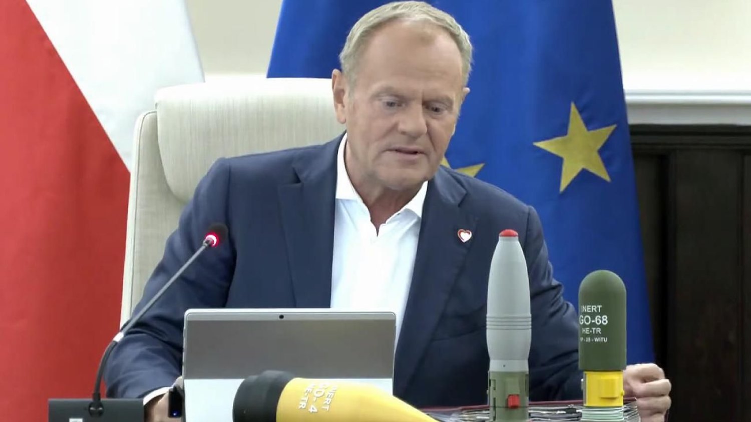 Tusk w niecodzienny sposób rozpoczął posiedzenie rządu. Oto, co przyniósł ze sobą. Tusk w nietypowy sposób rozpoczął posiedzenie rządu. Oto, co przyniósł.