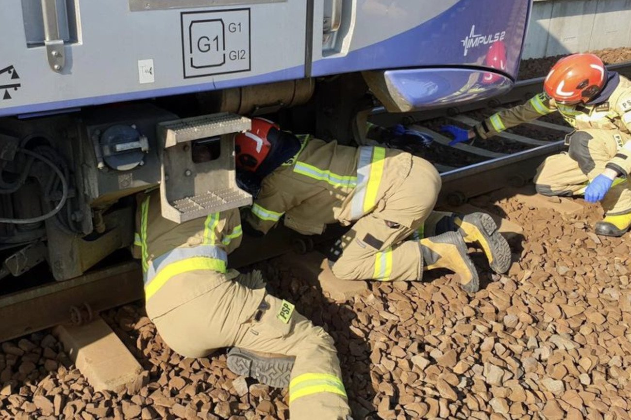 81-latka spadła na tory, przejechał nad nią pociąg. Złamała jedynie nadgarstek