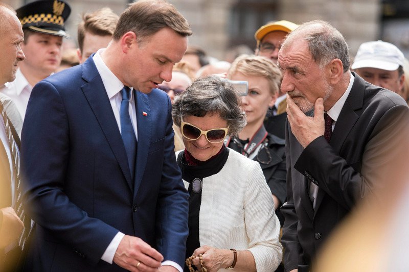 Prezydent Andrzej Duda wraz z rodzicami, Janiną Milewska-Duda oraz Janem Tadeuszem Dudą, podczas uroczystości Bożego Ciała w Krakowie w 2015 r.