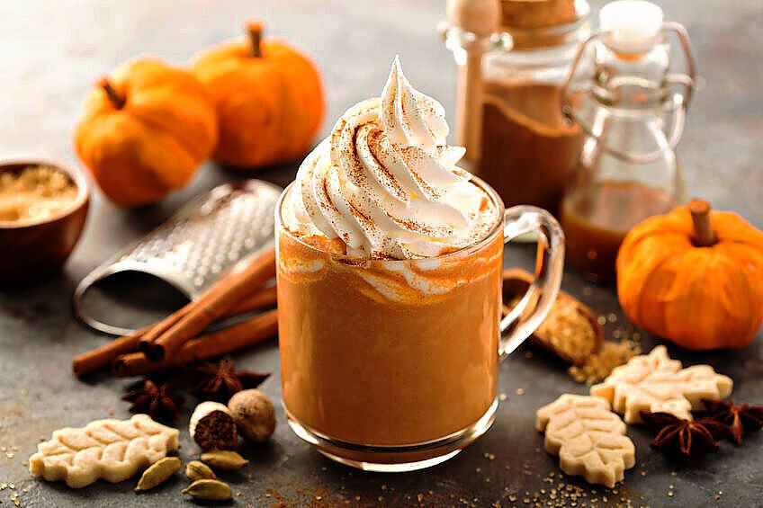 Pumpkin Spice Latte – jak zrobić? Przepis na dyniową kawę. HIT jesieni 2020