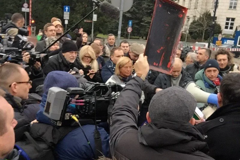 Przed Sejmem pikietują dziennikarze, którym PiS chce utrudnić dostęp do kluczowych dla ich pracy miejsc.