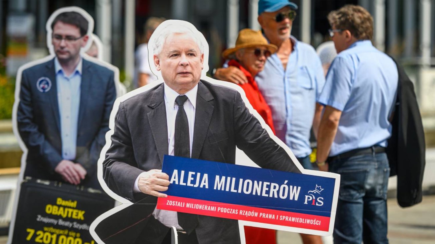 "Aleja milionerów" stanęła w Sopocie. Zarobki Rydzyka szokują