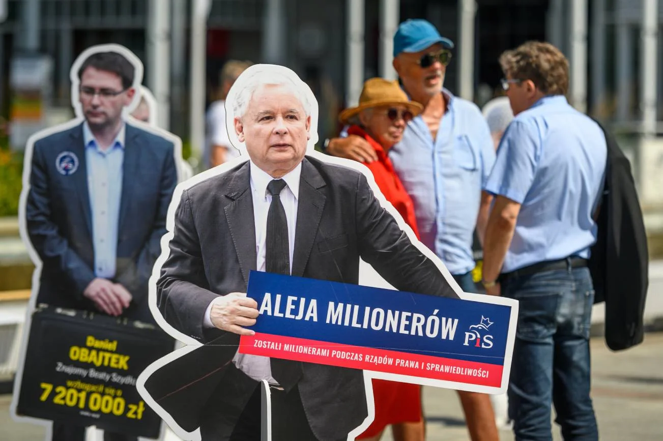 "Aleja milionerów" stanęła w Sopocie. Zarobki Rydzyka szokują
