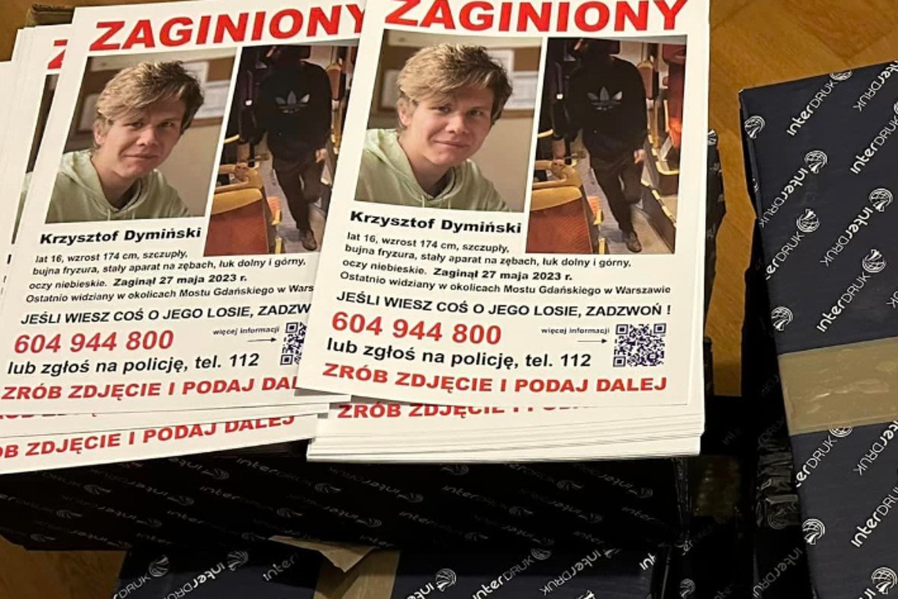 "Załączam plakat, który można udostępniać i/lub wydrukować" – przekazała na Facebooku mama Krzysztofa Dymińskiego.