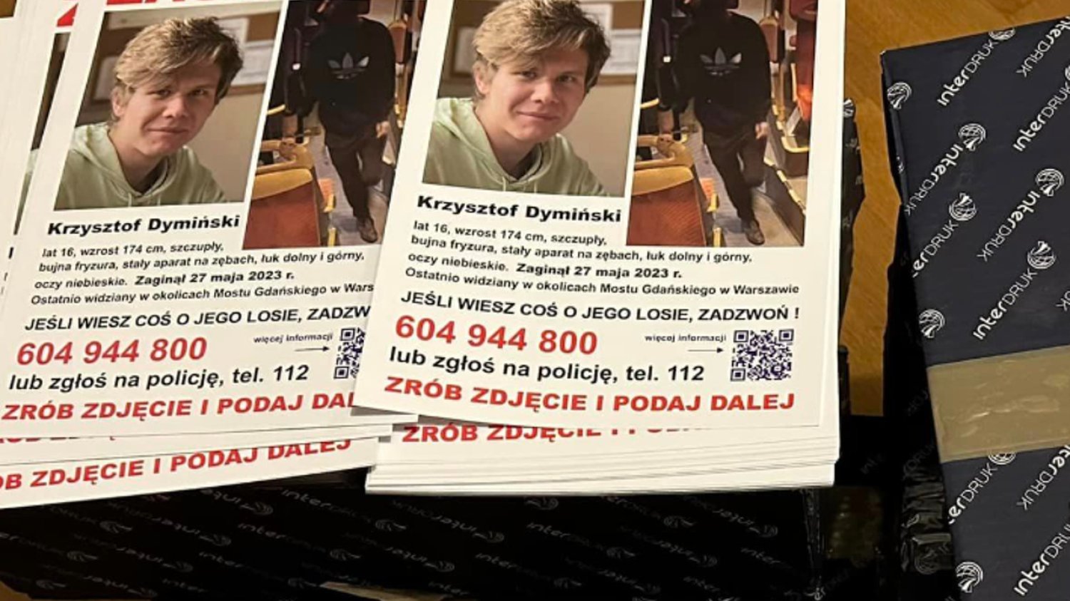 "Załączam plakat, który można udostępniać i/lub wydrukować" – przekazała na Facebooku mama Krzysztofa Dymińskiego.
