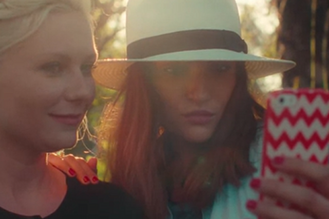 Fanki nie są zainteresowane swoją idolką, tylko zdjęciem z nią.