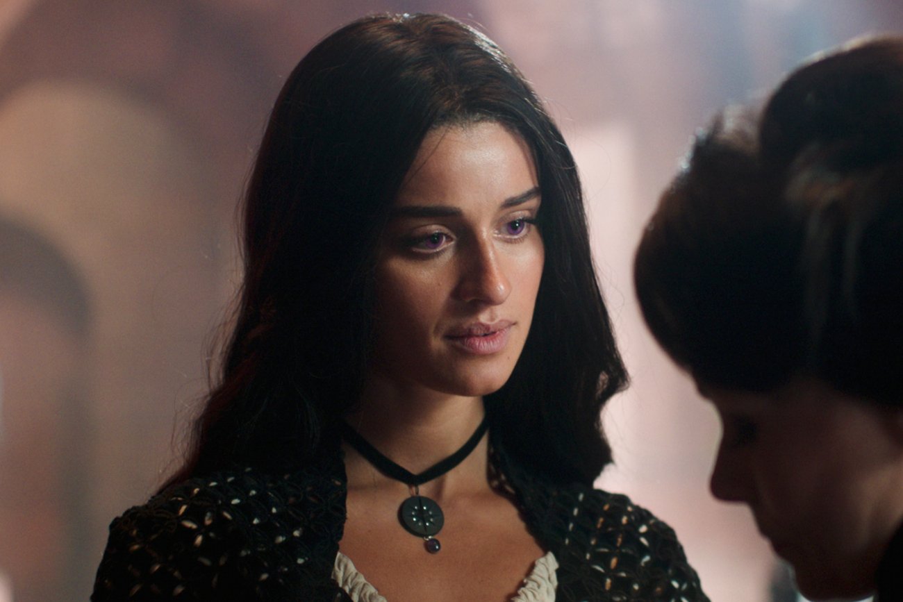 Anya Chalotra jako Yennefer z Vengerbergu miała podważać standardy piękna? Tak wynika z wypowiedzi dyrektorki castingu do "Wiedźmina".