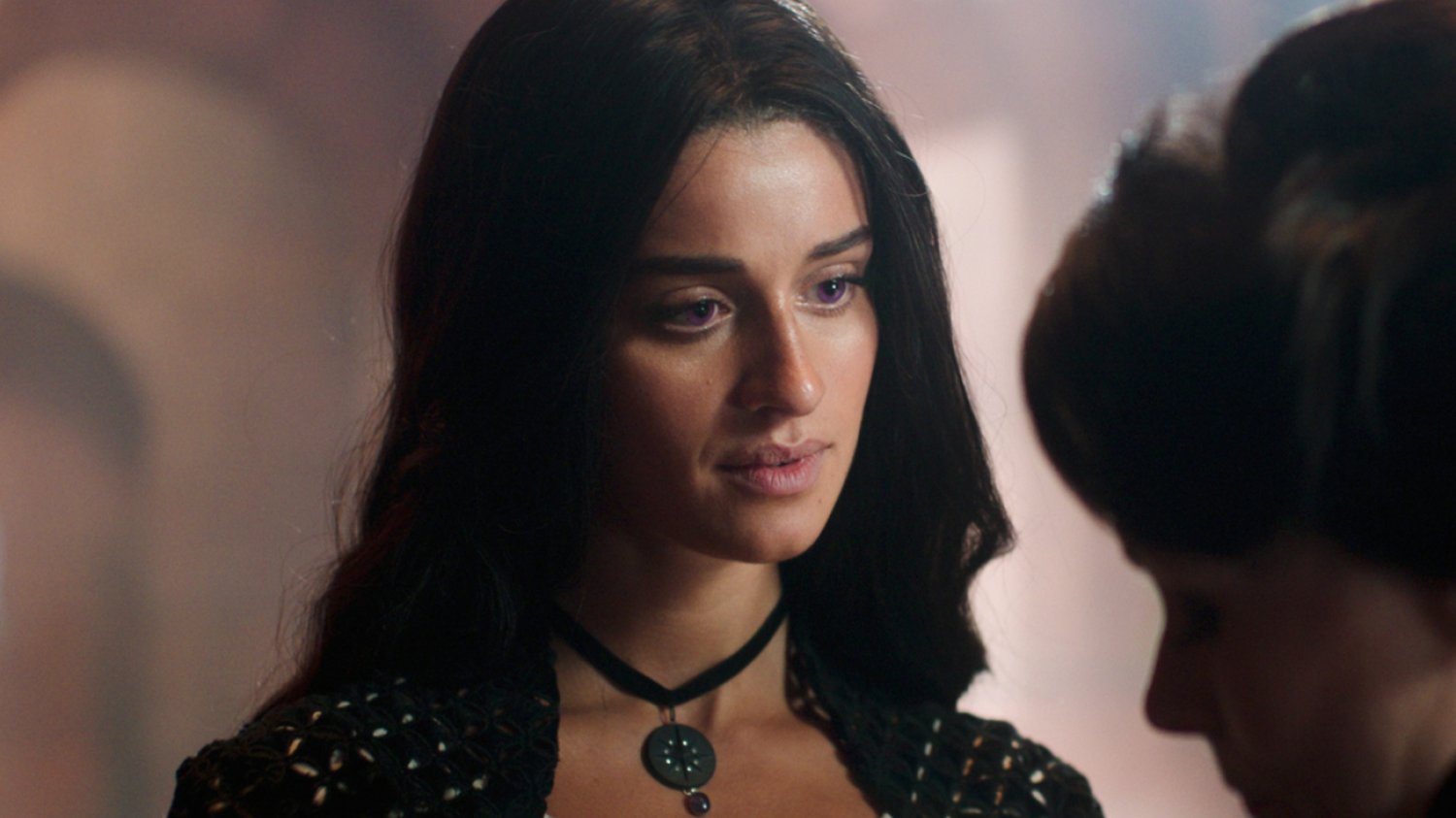 Anya Chalotra jako Yennefer z Vengerbergu miała podważać standardy piękna? Tak wynika z wypowiedzi dyrektorki castingu do "Wiedźmina".