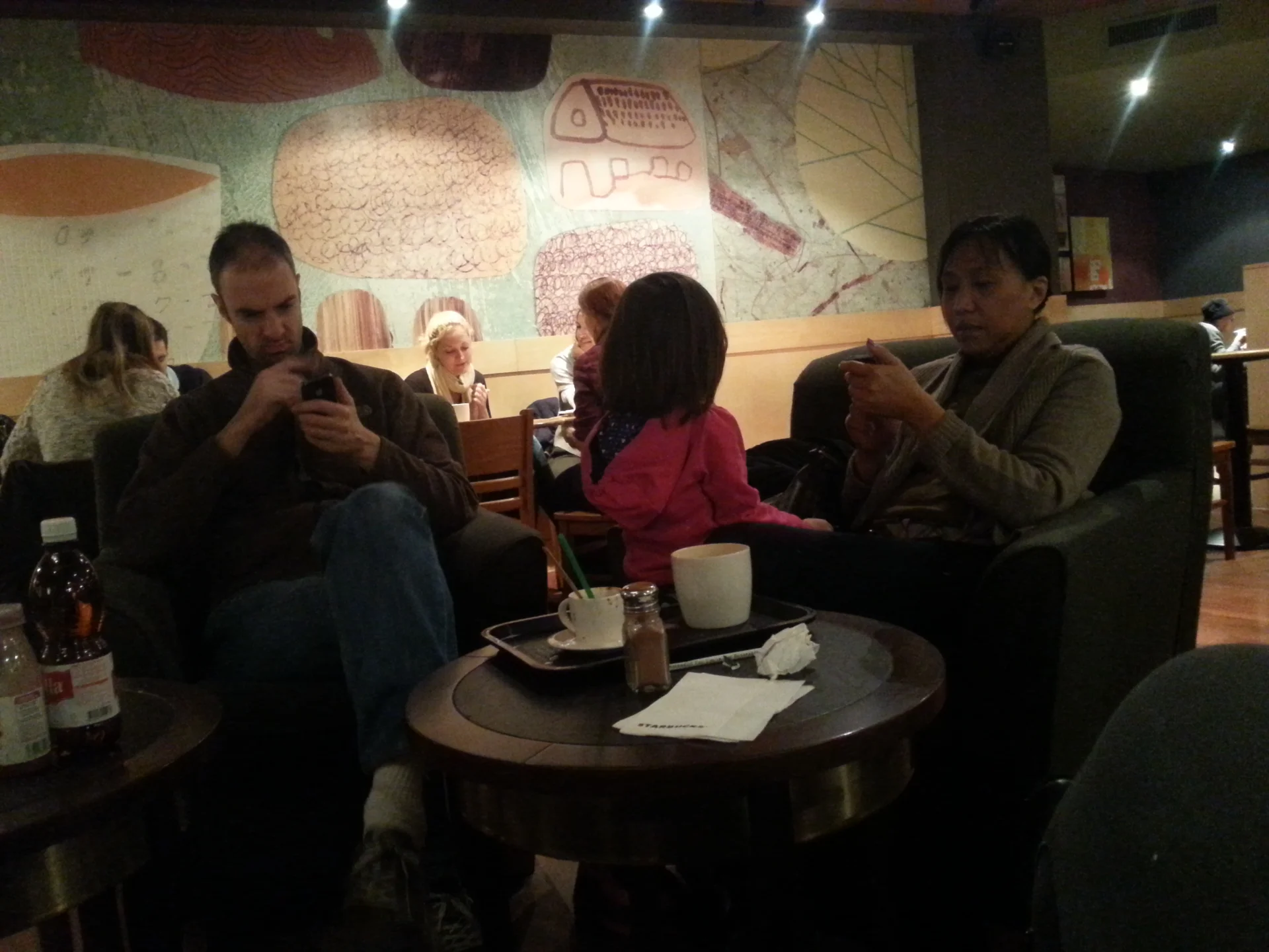 Foto: prywatne, rodzina w Starbuck's w Szwajcarii.