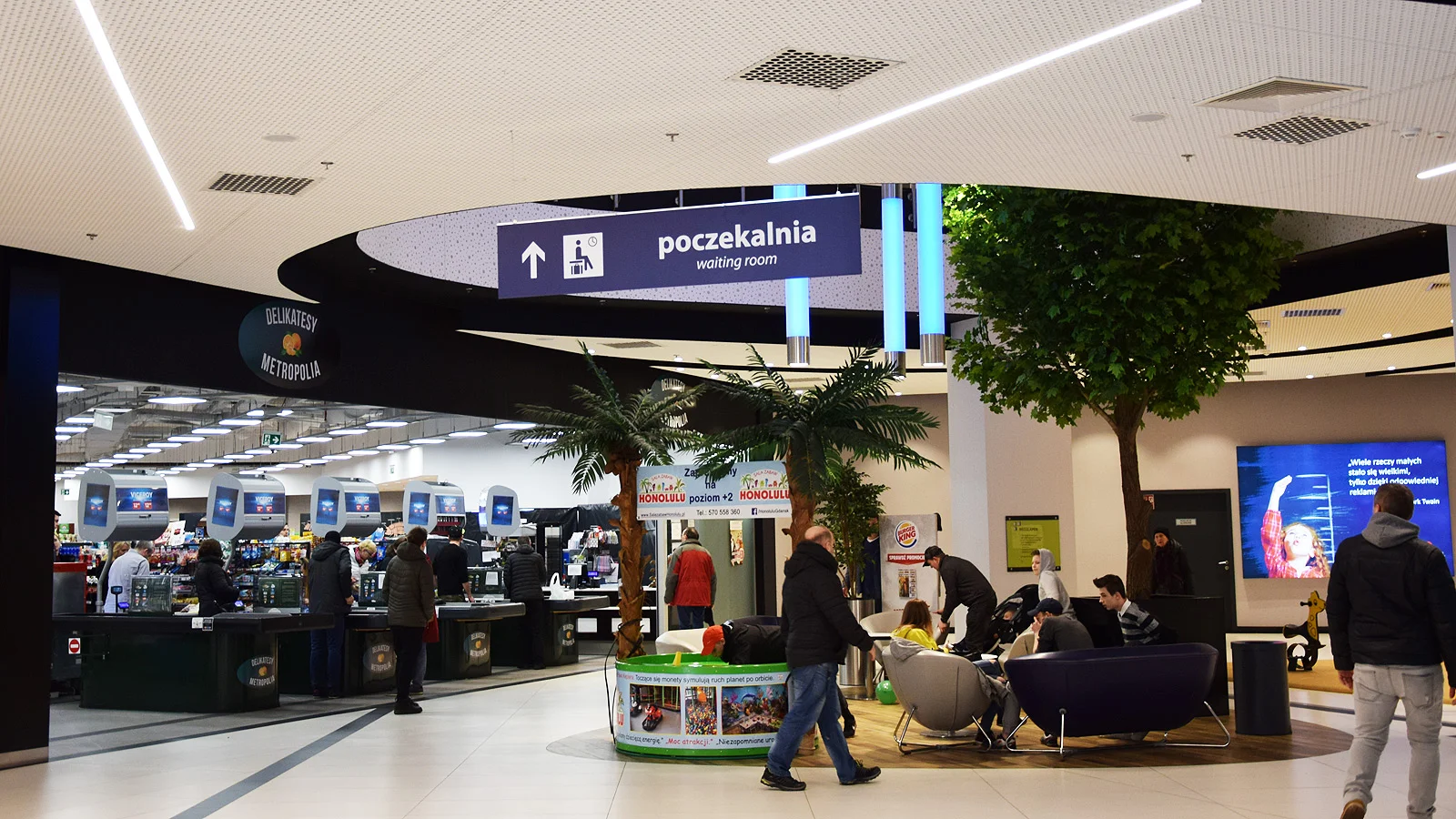 W Galerii Metropolia w Gdańsku nie ma zwykłych korytarzowych sof i ławeczek. To dworcowe poczekalnie.