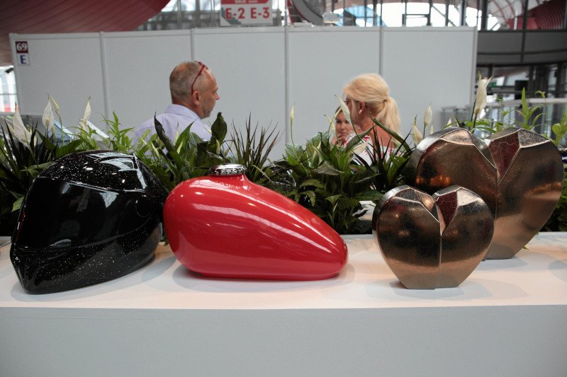 Choć urny z prochami mogą mieć przeróżne kształty, to w myśl prawa na tym kończy się dowolność. W Polsce wszystkie muszą trafić zostać pochowane na cmentarzu.