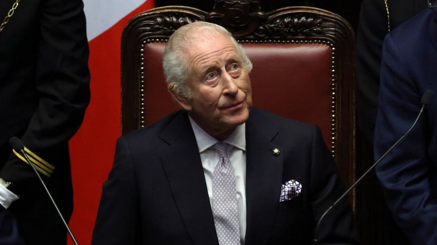 Karol III żyje. Choć przez fatalną wpadkę radia Brytyjczycy wstrzymali oddech Król Karol III