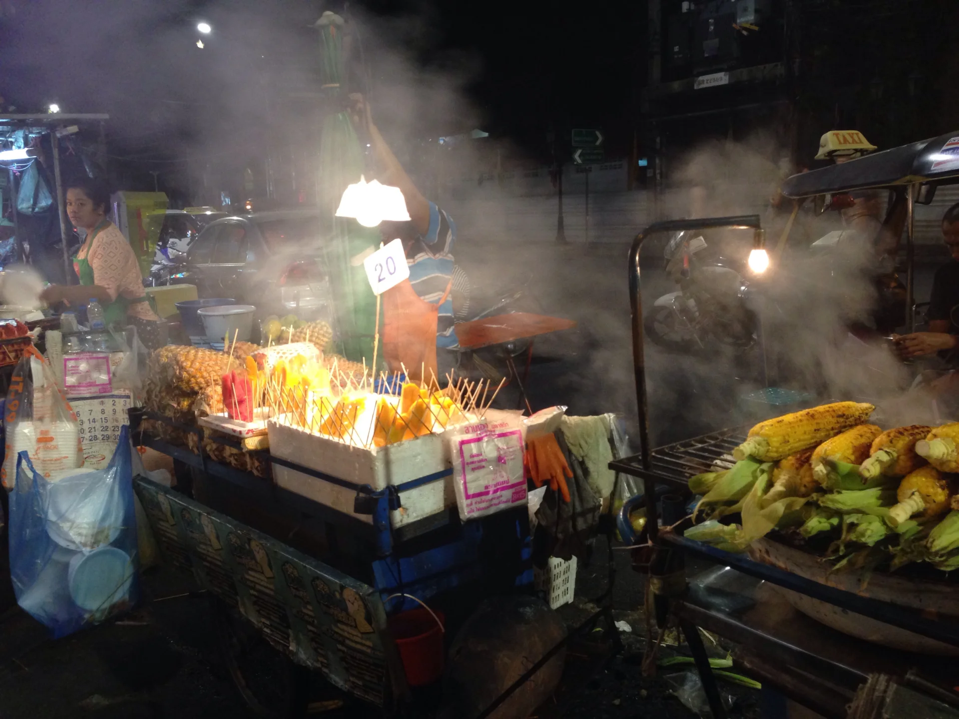 Uliczne kuchnie na zatłoczonej Khao San. Bangkok/Tajlandia