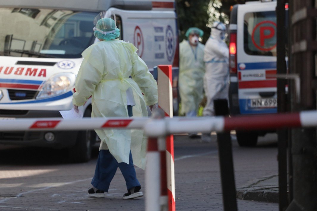 Mamy już 12 śmiertelnych ofiar koronawirusa w Polsce. Ministerstwo Zdrowia potwierdziło, że zmarli 41-letni i 71-letni mężczyzna, którzy mieli choroby współistniejące.