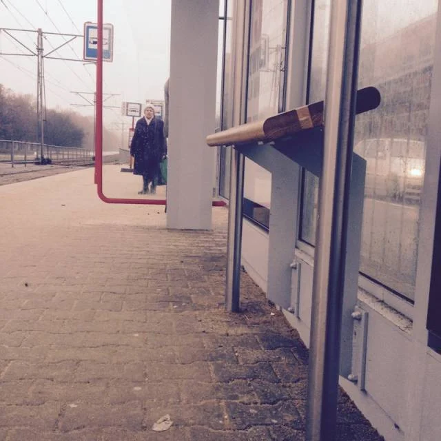 Nowe ławki przystankowe w stolicy Polski.