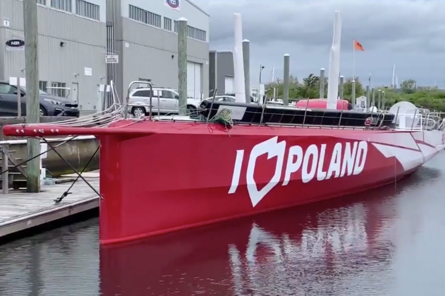 Jacht I Love Poland ze złamanym masztem i zniszczoną burtą zacumował na Rhode Island. Do awarii doszło 22 kwietnia, jednak w Polsce nikt o tym nie wiedział.