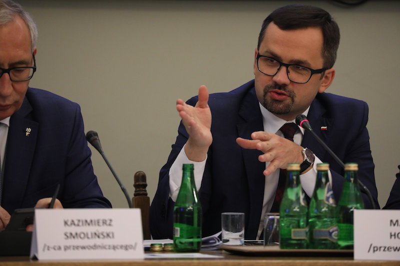 Marcin Horała z PiS podczas posiedzenia sejmowej komisji ds. wyłudzeń VAT. 17 czerwca przesłuchiwano Donalda Tuska.