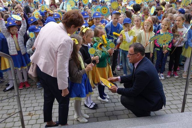 Burmistrz Nysy. Na Facebooku ma dużo zdjęć z dziećmi.