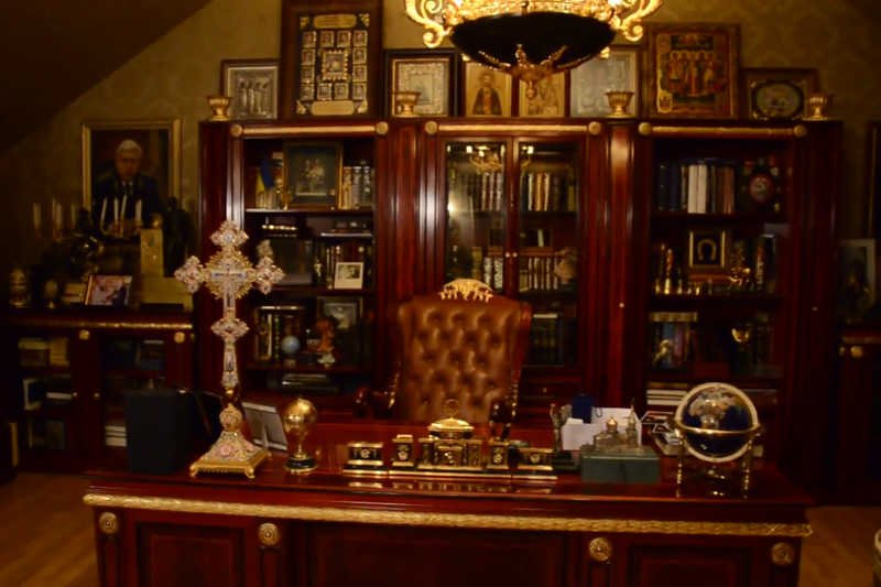 Rezydencja Wiktora Pszonki przytłacza przepychem.