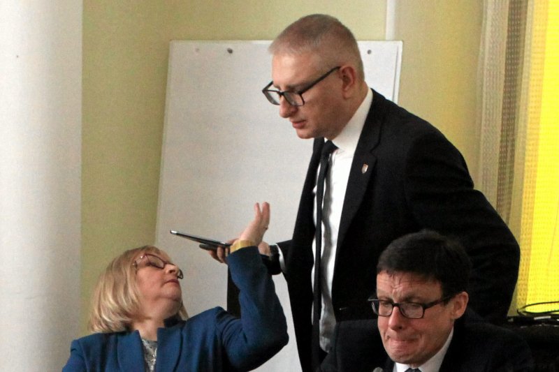 Stanisław Pięta nie chce serwować kiełbasy przedwyborczej nauczycielom. W pierwszej kolejności chce nią nakarmić personel medyczny.