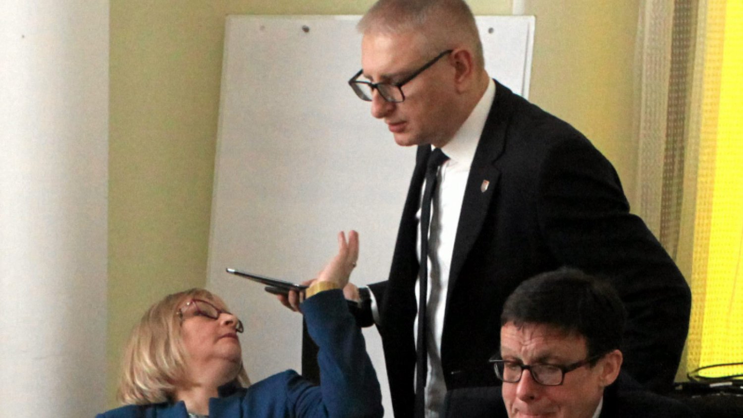 Stanisław Pięta nie chce serwować kiełbasy przedwyborczej nauczycielom. W pierwszej kolejności chce nią nakarmić personel medyczny.