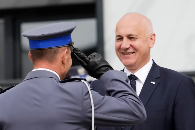 Kierowca szefa MSWiA Joachima Brudzińskiego nie zapłacił mandatu za złamanie przepisów. Skończyło się na pouczeniu.