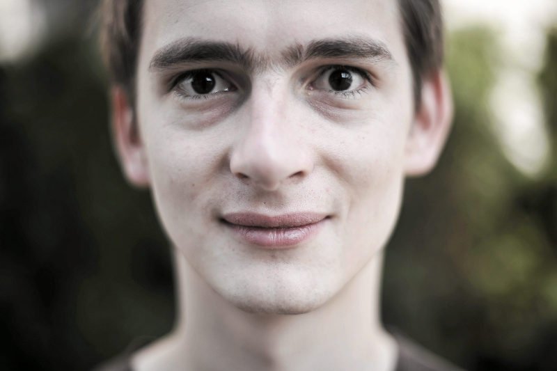 Jaś Kapela dostaje mnóstwo wiadomości od wściekłych krytyków islamu, którym nie podoba się, że prokuratura zajęła się profilem "Nie dla islamizacji Europy"