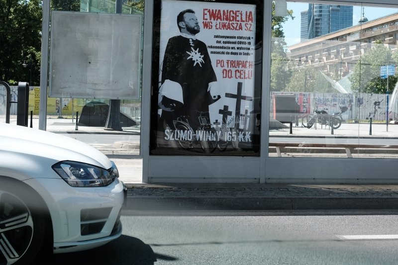 Plakaty z Szumowskim zawisły na przystankach w wielu miejscach w Warszawie. Plakaty z Szumowskim zawisły na przystankach w wielu miejscach w Warszawie.