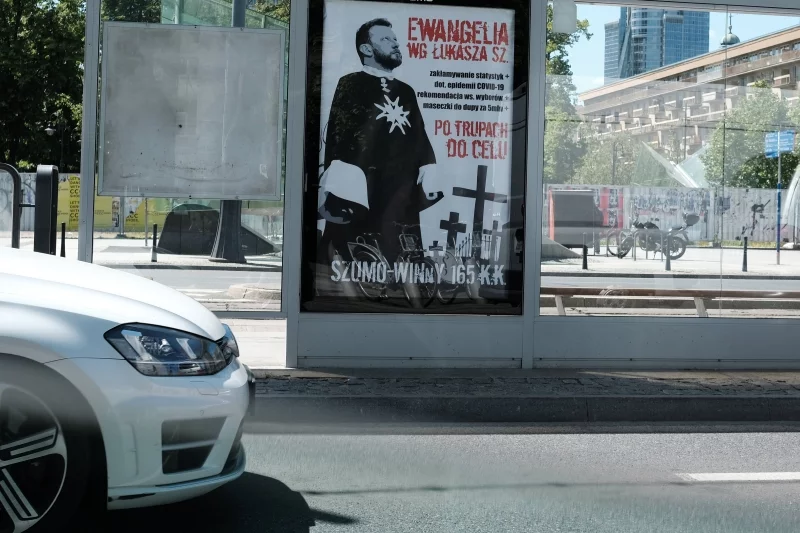 Plakaty z Szumowskim zawisły na przystankach w wielu miejscach w Warszawie. Plakaty z Szumowskim zawisły na przystankach w wielu miejscach w Warszawie.