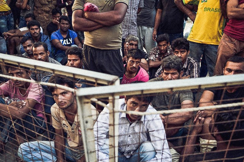 Uchodźcy czekający na rejestrację.