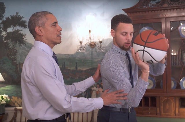 Obama uczy gwiazdę NBA grać w kosza.