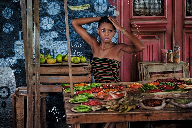 Tegoroczna edycja kalendarza Pirelli zaskoczyła tym, że nie znajdziemy w niej kobiecych aktów. Autor zdjęć, Steve McCurry, sportretował swoje (w pełni ubrane) modelki na ulicach Rio de Janeiro.