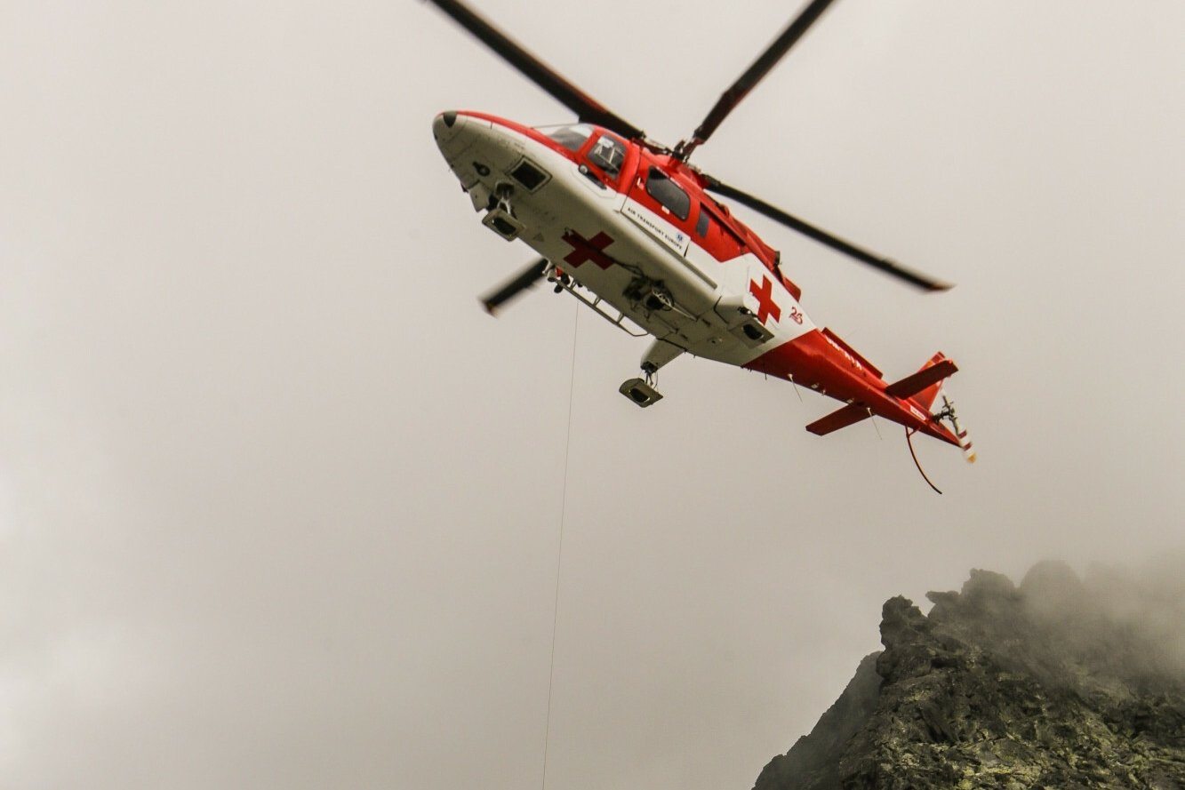 Tragiczny wypadek w drodze na Śnieżkę. Nie żyje malutkie dziecko.