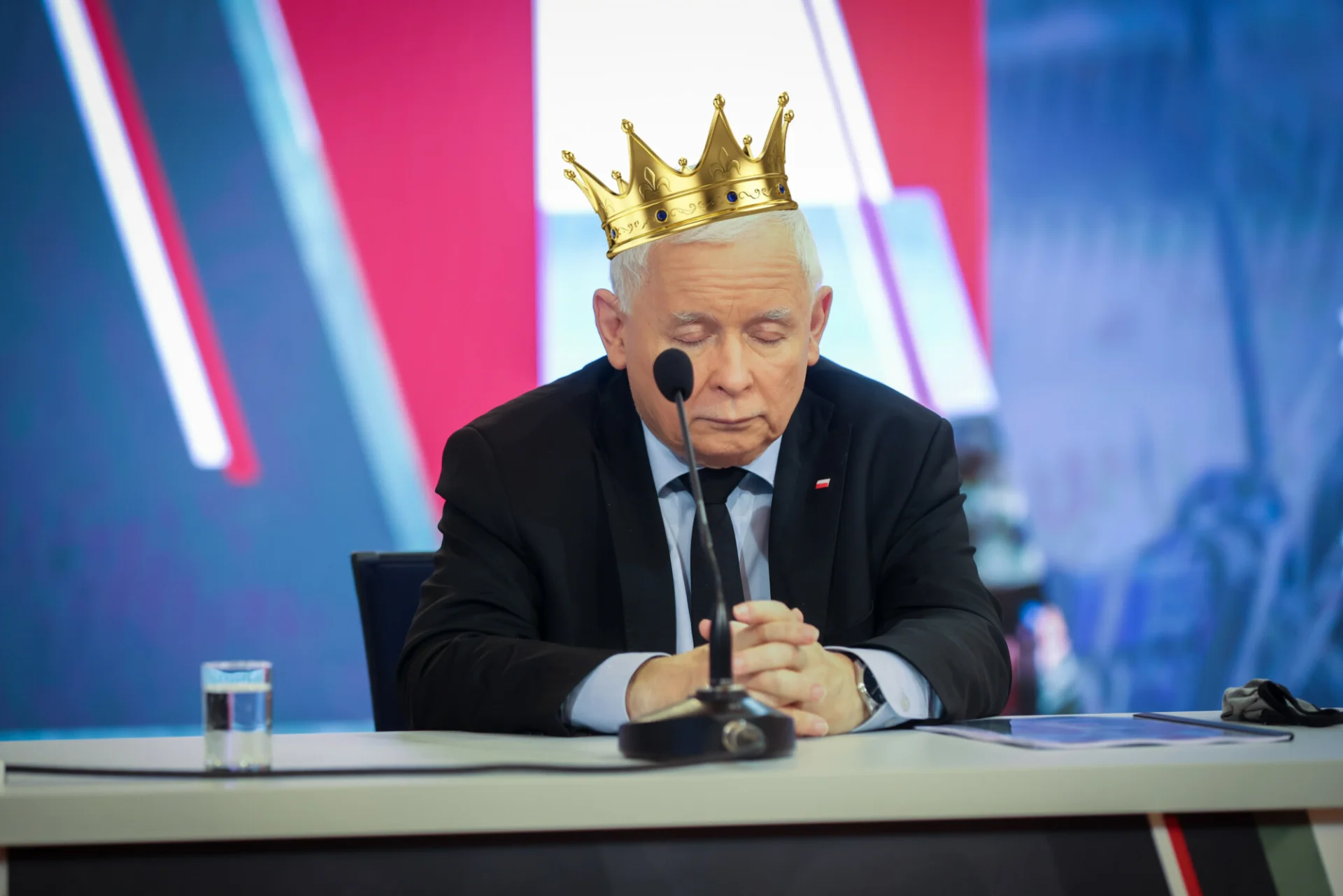 Jarosław Kaczyński przysypiał na swojej konferencji prasowej. Jarosław Kaczyński przysypiał na swojej konferencji prasowej.