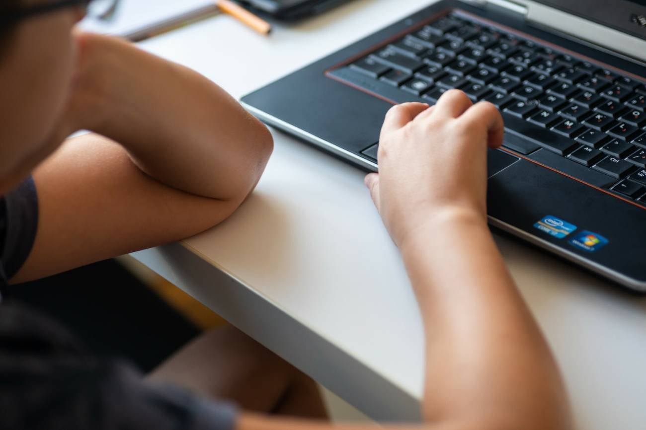 Hakerzy włamali się do komputera 13-latka. Napisali do jego nauczycieli