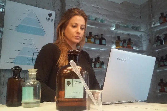 Na zdjęciu: fiolki i słoje z zapachami Mo61 Perfume Lab, ultrabook Lenovo Yoga 3 Pro