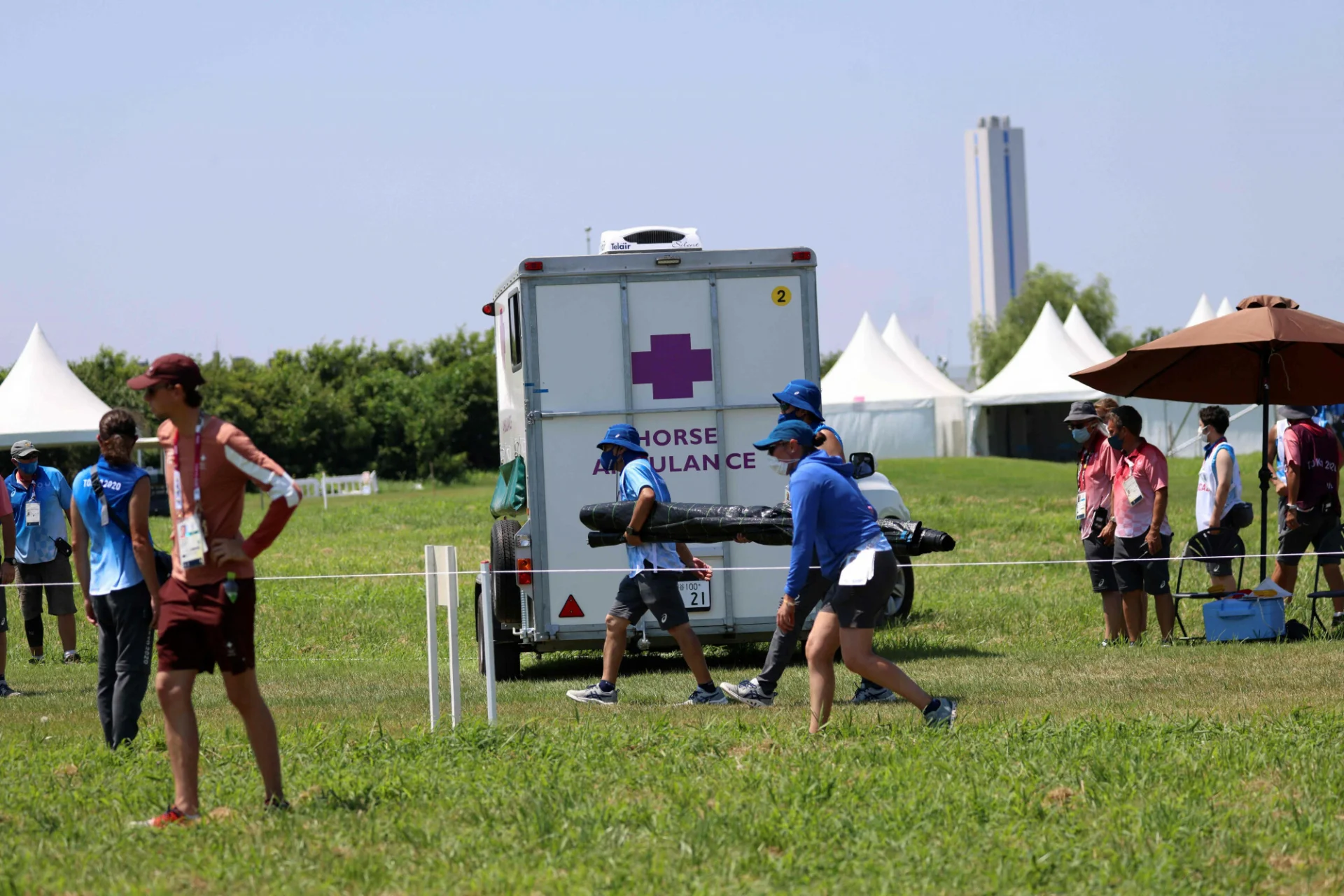 Ambulans zabiera Jet Seta z areny igrzysk olimpijskich w Tokio
